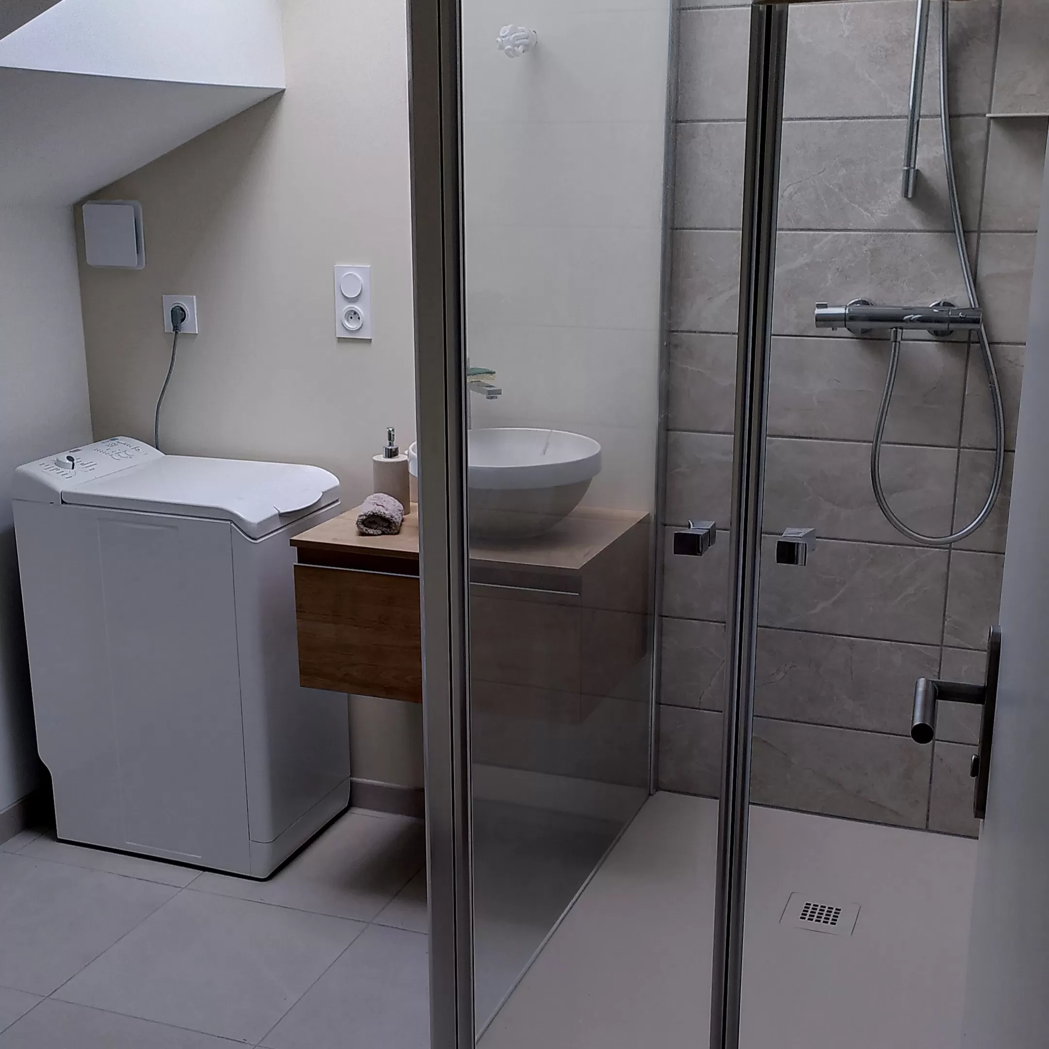 salle-de-bain-douche-gite-lenidauxpapillons-sud-bourgogne salle-de-bain-douche-gite-le nid aux papillons-sud-bourgogne
