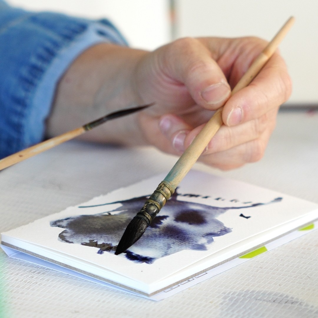 atelier intuitif de dessin et de peinture pour calmer le mental. activité artistique au gîte