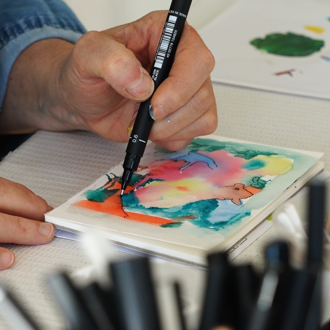 atelier intuitif de dessin et de peinture pour calmer le mental. activité artistique au gîte