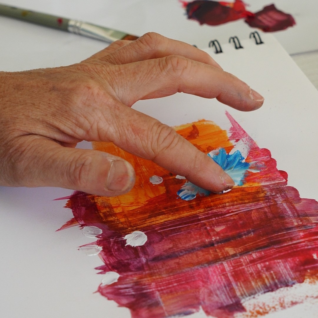 atelier intuitif de dessin et de peinture pour calmer le mental. activité artistique au gîte
